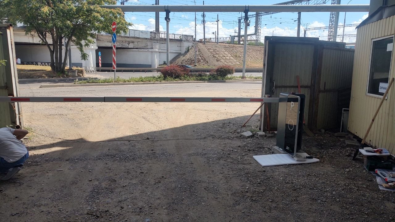 Монтаж автоматического шлагбаума на въезде на территорию